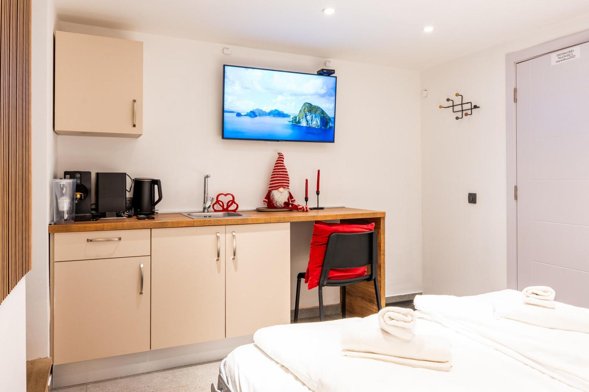 Apartma Staywithus , Ground Floor